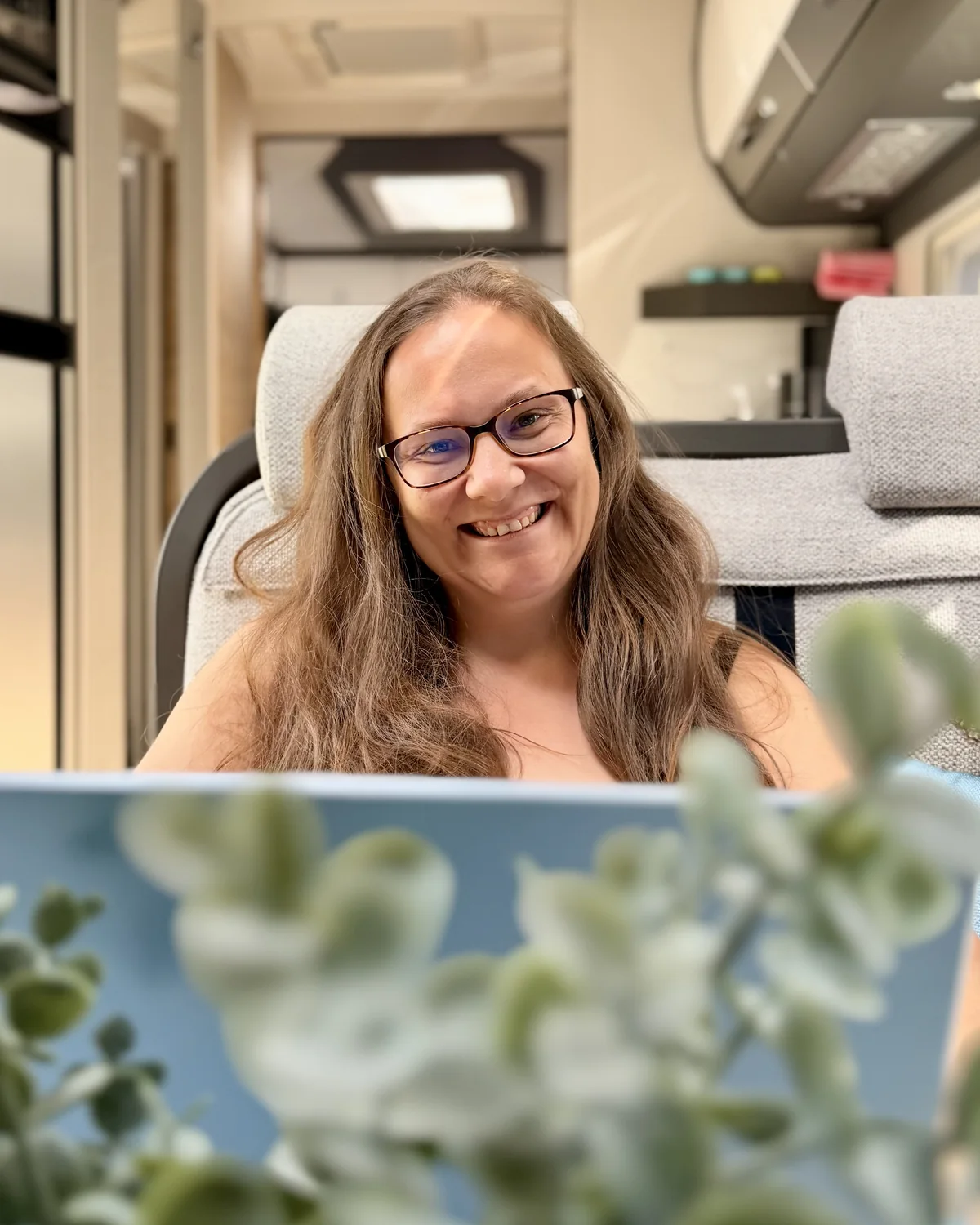 Maria Lengemann am Laptop beim Schreiben