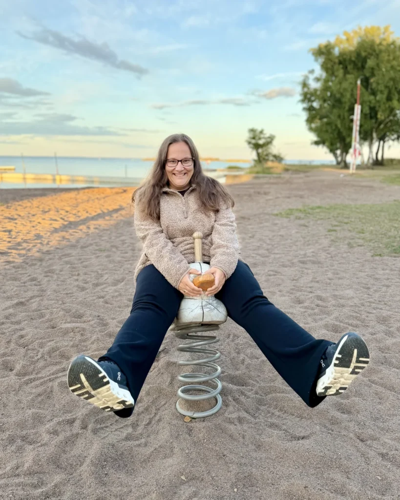 Maria Lengemann auf einer Federwippe am Strand