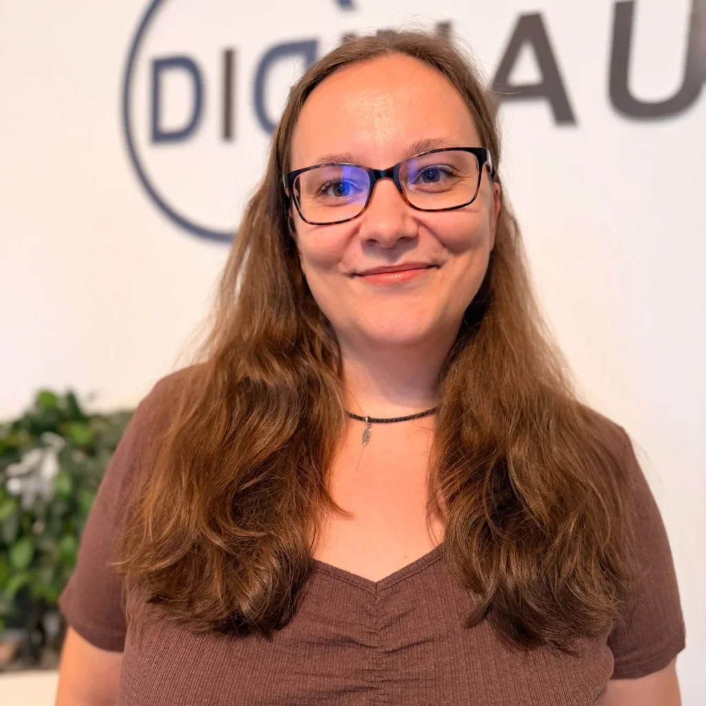 Maria Lengemann vor dem Diginauten-Logo