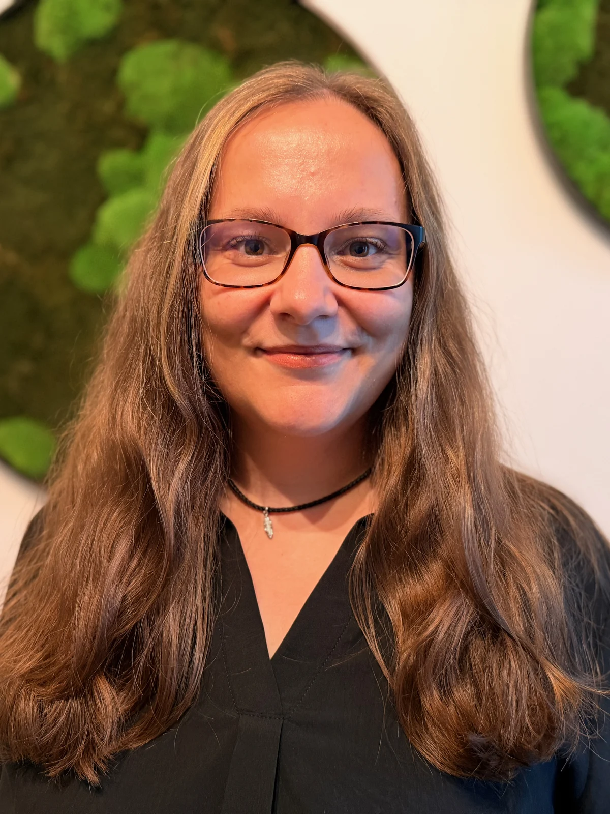 Maria Lengemann vor einer Moos-Wand, Porträt