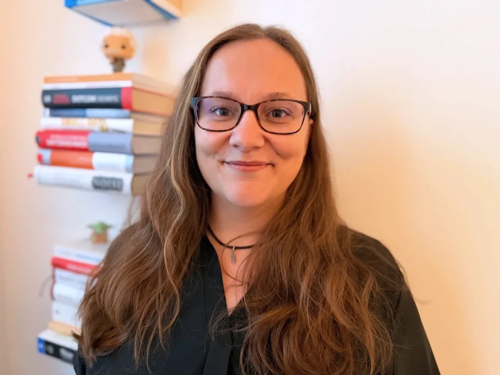 Maria Lengemann vor ihrem Bücherregal