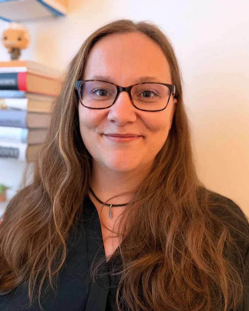 Maria Lengemann vor ihrem Bücherregal